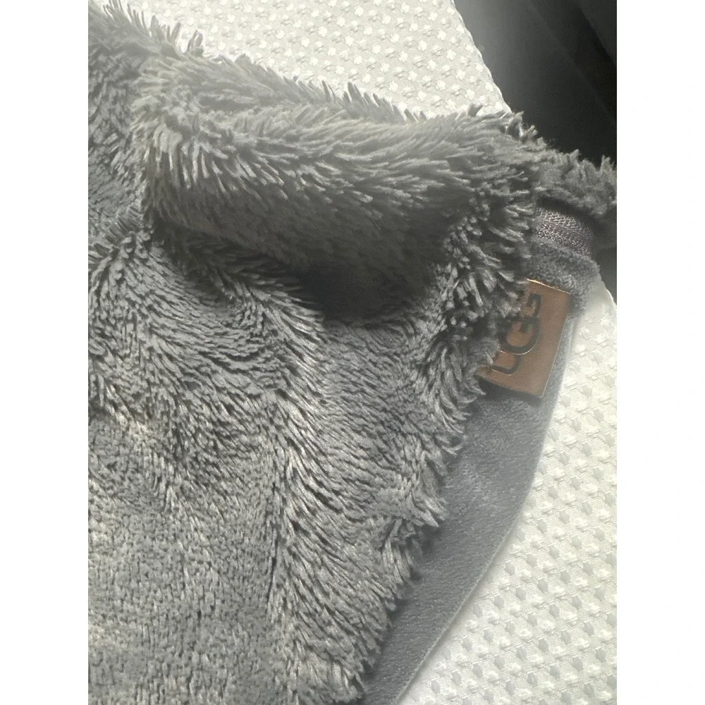 UGG Scarf Unisex Charcoal Grey Faux Fur Plush Zipper Pocket EUC